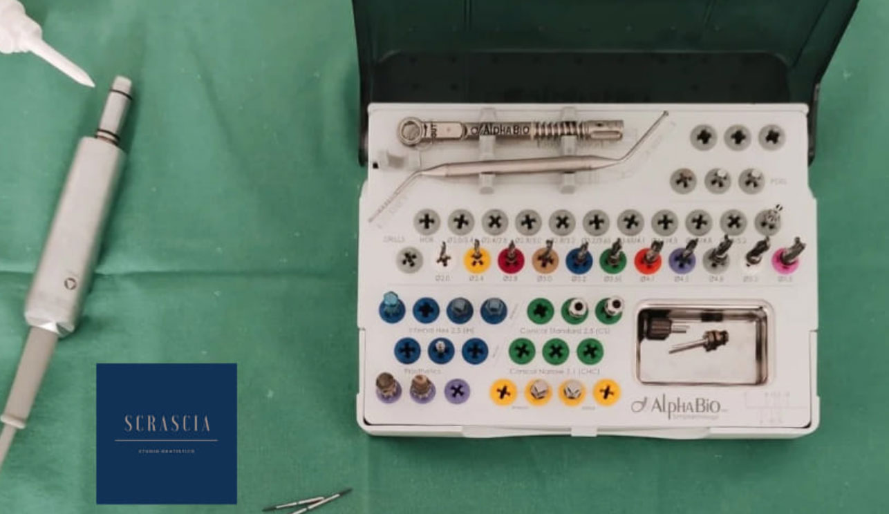 Kit chirurgico per implantologia dentale su panno sterile nello Studio Scrascia
