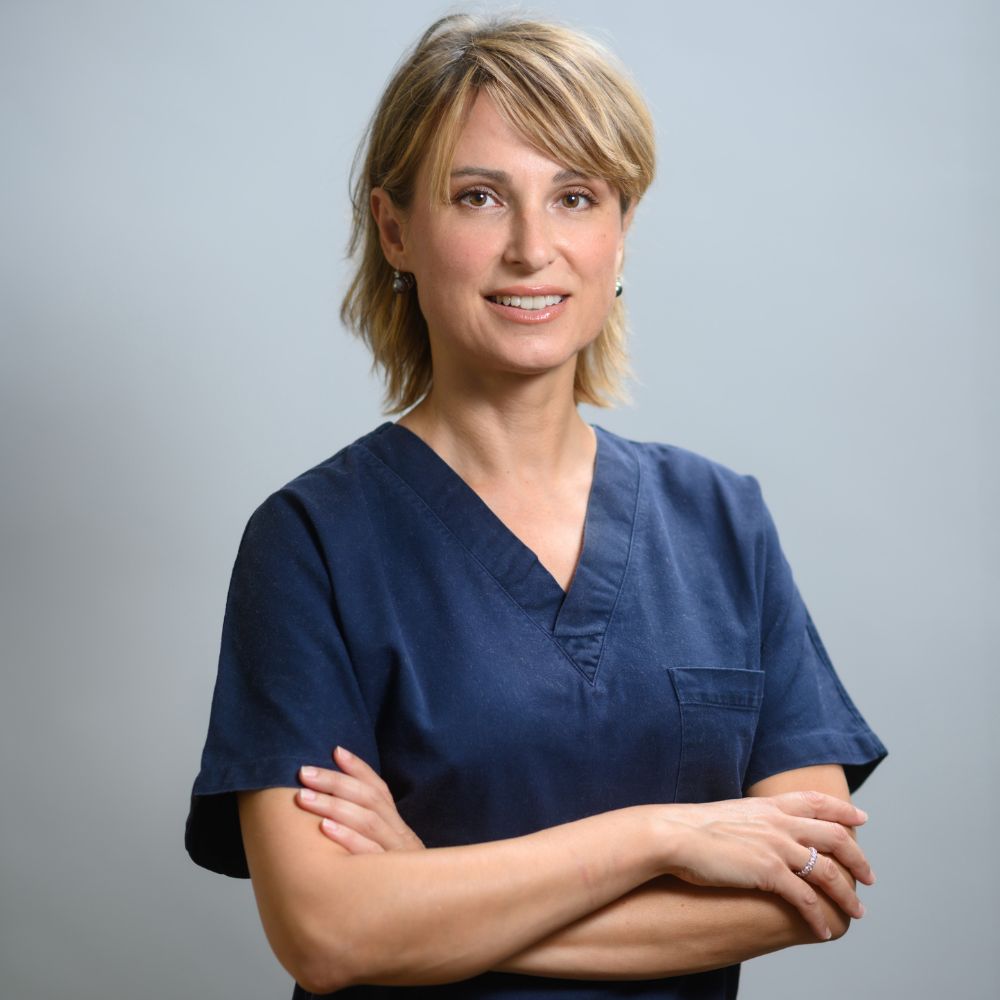 Ritratto della dottoressa Marta Mazur con divisa medica blu